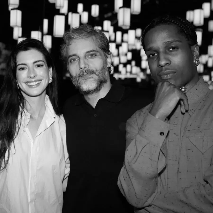 Anne Hathaway y Joaqu�n Furriel en Shangh�i.