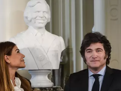 Momento en el que el presidente Javier Milei instal� oficialmente en la Casa Rosada de Carlos Menem junto a su hija Zulemita.