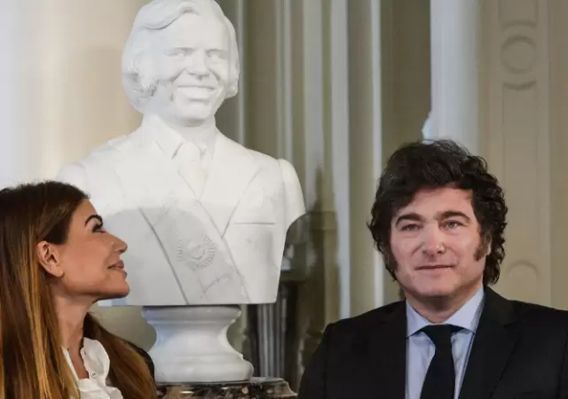 Momento en el que el presidente Javier Milei instal� oficialmente en la Casa Rosada de Carlos Menem junto a su hija Zulemita.
