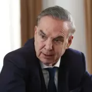 Pichetto: "�Pod�s dejar de filmar, nene?"