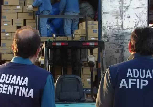 Personal de aduana.