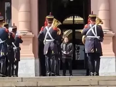 "No lo merezco": el llanto de Milei al recibir un regalo de los Granaderos en su cumplea�os