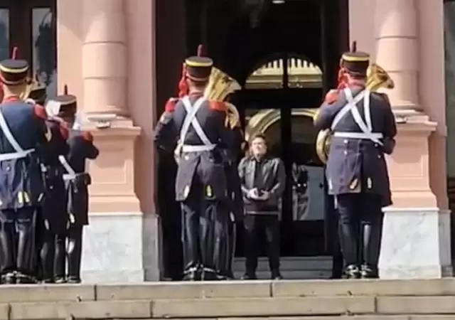 El llanto de Milei al recibir un regalo de los Granaderos en su cumplea�os