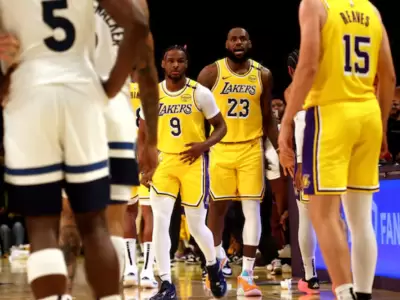 LeBron y Bronny  James segundos antes de hacer historia en la NBA.