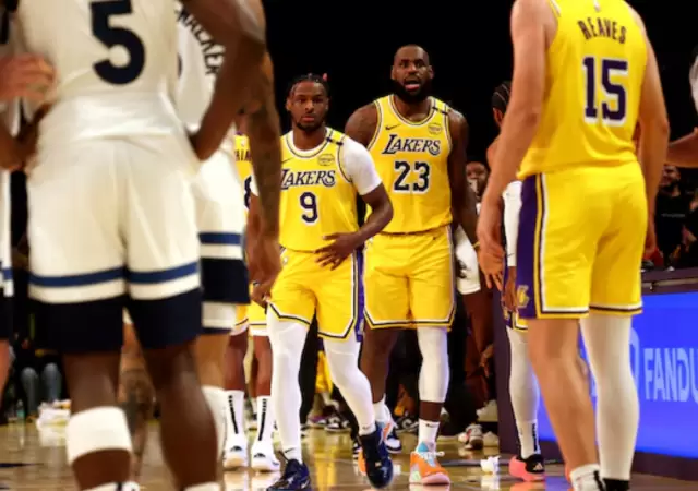 LeBron y Bronny  James segundos antes de hacer historia en la NBA.
