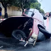 Impactante: un auto fue tragado por el asfalto tras fuertes lluvias