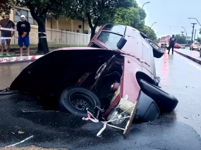 Un auto fue tragado por un pozo en plena calle