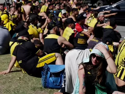 Cientos de hinchas de Pe�arol fueron detenidos en Brasil.