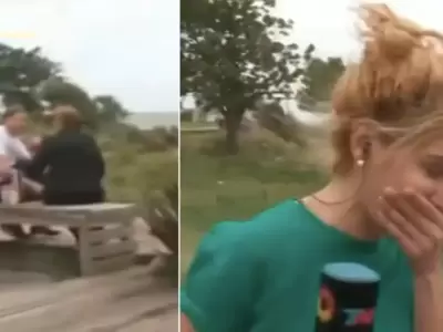 Inc�modo momento en un m�vil de TV: "Tom�telas, estamos de trampa"