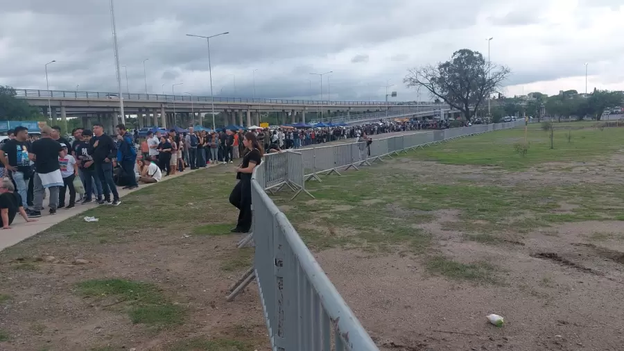 Fila para el recital de McCartney