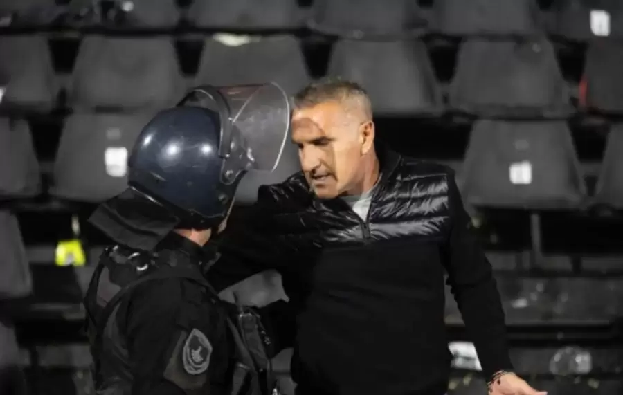 Ra�l Alfredo Cascini hablando con un efectivo.