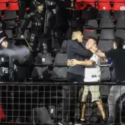 Juan Rom�n Riquelme puso el cuerpo y detuvo una pelea con un abrazo