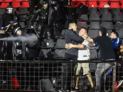 Riquelme y su abrazo en la tribuna.