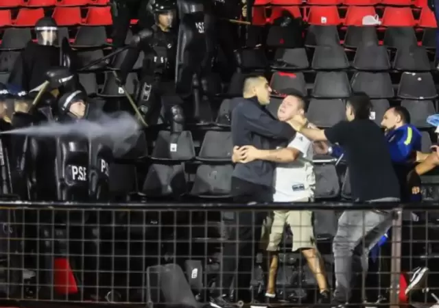 Riquelme y su abrazo en la tribuna.