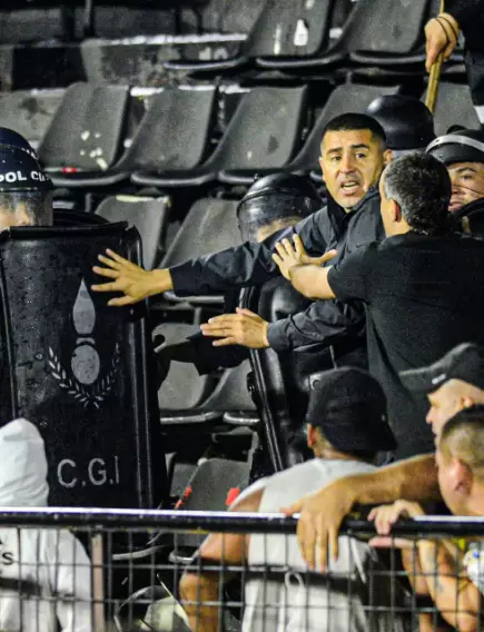 Juan Rom�n Riquelme.