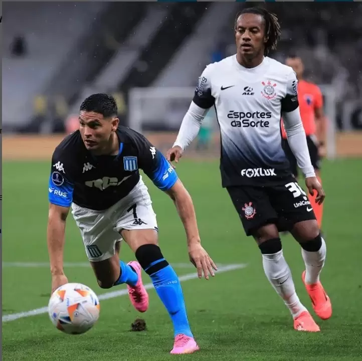 Maximiliano Salas, autor del primer gol, controla la pelota ante la marca de Andr� Carrillo.