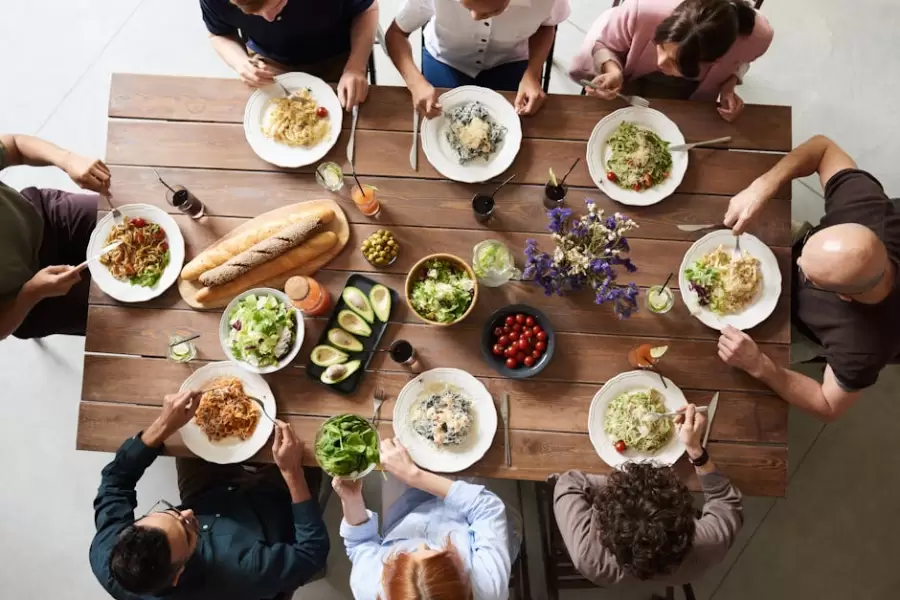 Grupo De Personas Comiendo Juntos