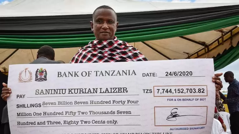 Saniniu Laizer con el cheque que le brind� el gobierno de Zambia.