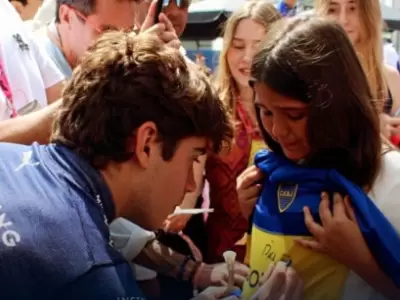 Franco Colapinto firm�ndole la camiseta de Boca a una nena que viaj� desde Argentina para ver la carrera en M�xico