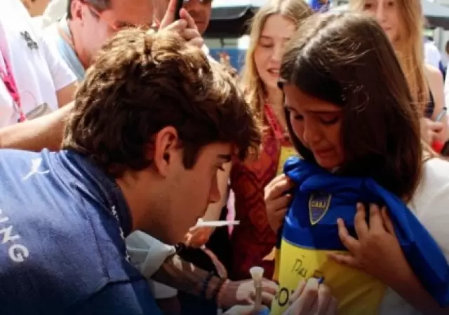 Franco Colapinto firm�ndole la camiseta de Boca a una nena que viaj� desde Argentina para ver la carrera en M�xico