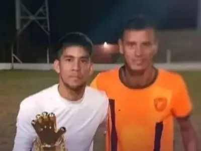 De blanco, el arquero C�sar M��oz