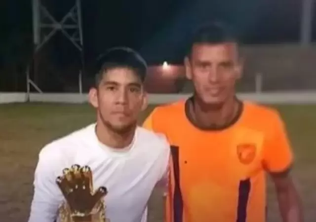 De blanco, el arquero C�sar M��oz