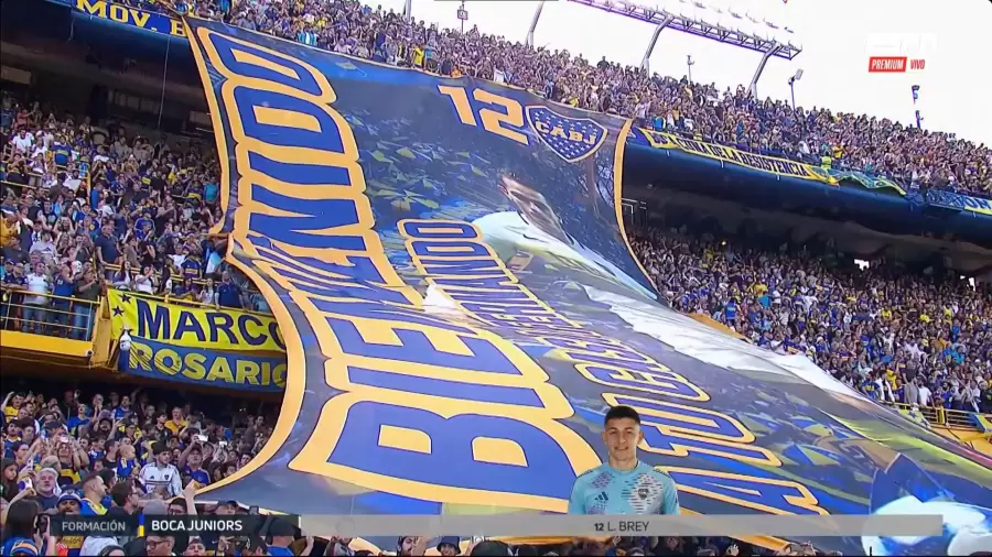 La hinchada de Boca despleg� una bandera de bienvenida a Gago