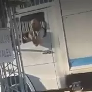 Quiso tirar el port�n de una c�rcel en Mendoza para liberar a su primo