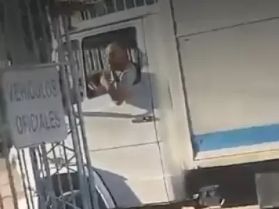 Momento en el que intent� liberar a su primo por la fuerza.