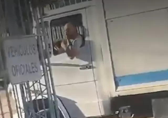 Momento en el que intent� liberar a su primo por la fuerza.
