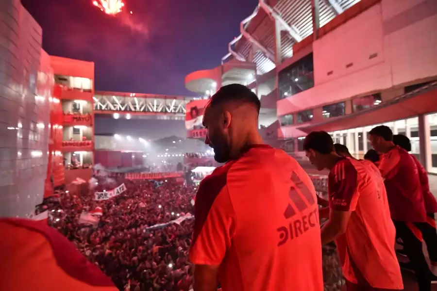 M�s de 20 mil hinchas se acercaron durante la tarde noche del lunes al play�n interno del club para realizar un banderazo en apoyo al equipo.