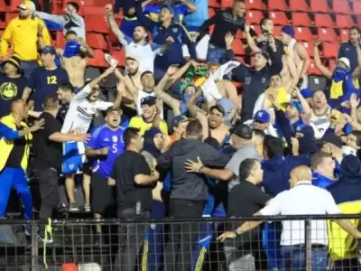 Juan Rom�n Riquelme detuvo a los barras que quer�an ir a la popular de Gimnasia.