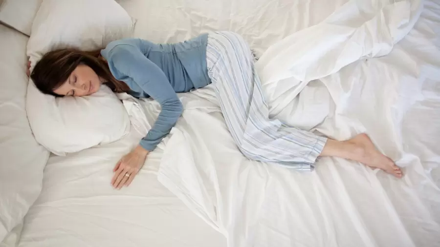 Mucha gente suele dormir con un pie fuera de la cama, especialmente cuando empiezan a multiplicarse las noches de calor.