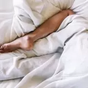 Dormir con los pies afuera de las s�banas: el significado de una costumbre nocturna