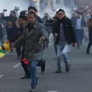 Batalla campal entre la Policía y seguidores de Evo Morales
