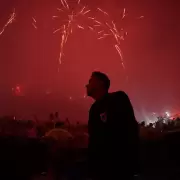Por los fuegos artificiales y bengalas, el Monumental fue clausurado