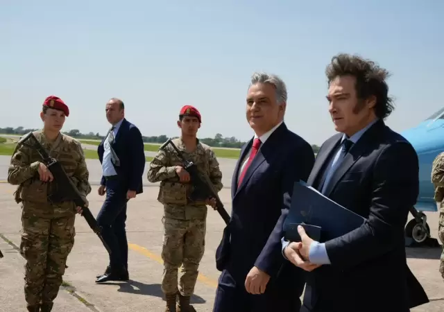 El mandatario argentino a su llegada al aeropuerto cordob�s. (Fuente: NA)
