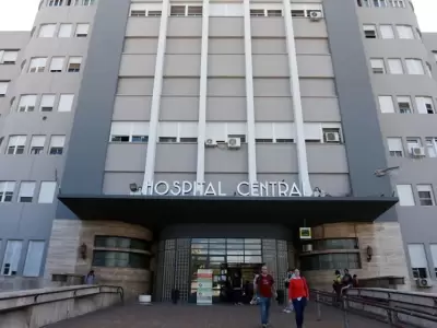 La v�ctima recibi� disparos en la sien y en el abdomen y permanece internada en el Hospital Central.