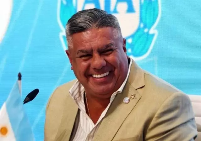 El Chiqui sonr�e tras la decisi�n de la Justicia.