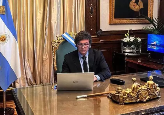 Milei firmando el DNU 70/23, una de sus primeras acciones al frente del Ejecutivo nacional.