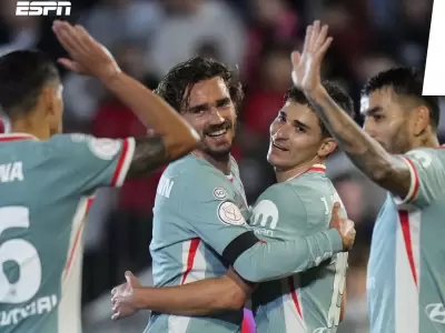 Juli�n �lavrez recibe los saludos de Griezmann y Angel Correa