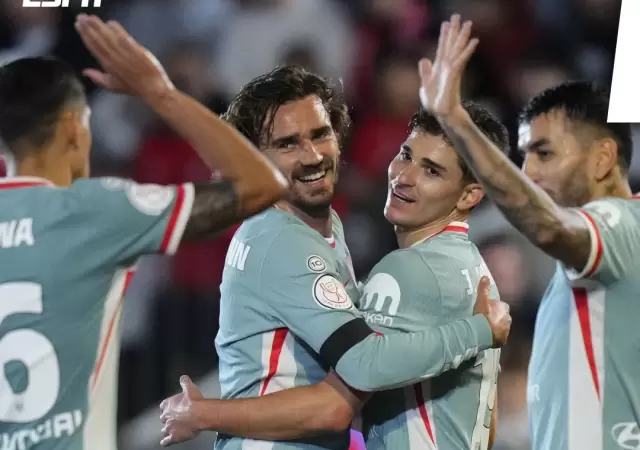 Juli�n �lavrez recibe los saludos de Griezmann y Angel Correa