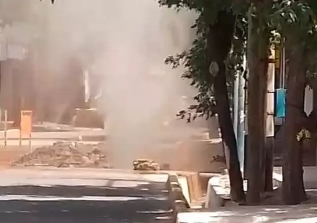 El escape de gas a pleno, en la esquina de Castellani y Belgrano.