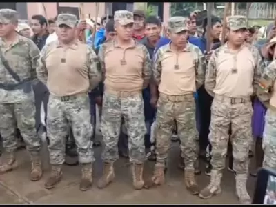 Algunos de los uniformados tomados como rehenes por las milicias "evistas".
