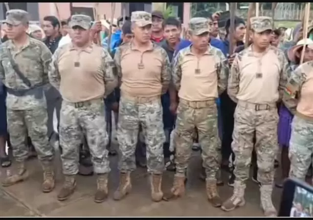 Algunos de los uniformados tomados como rehenes por las milicias "evistas".