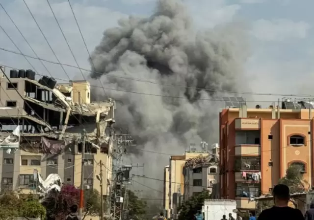 Equipos de emergencia y civiles buscan sobrevivientes entre los escombros luego de que se reanudaran los ataques a�reos en zonas residenciales.