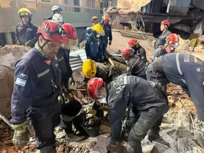 Rescatistas trabajando para buscar a los desaparecidos entre los escombros/ Imagen de Archivo