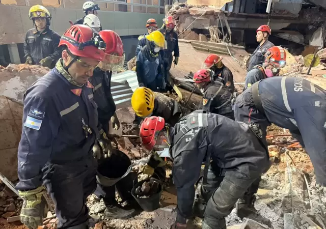 Rescatistas trabajando para buscar a los desaparecidos entre los escombros/ Imagen de Archivo