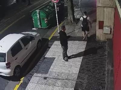 Captura de un video que muestra a los sospechosos merodeando el local. (Web)