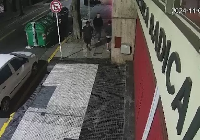Un video in�dito muestra el violento ataque a la sede central de la Uni�n C�vica Radical.